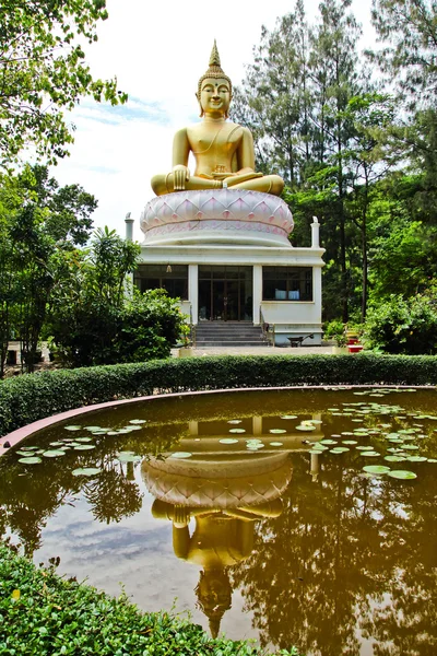 Gyllene buddha och reflektion i vatten i thailändska templet — Stockfoto