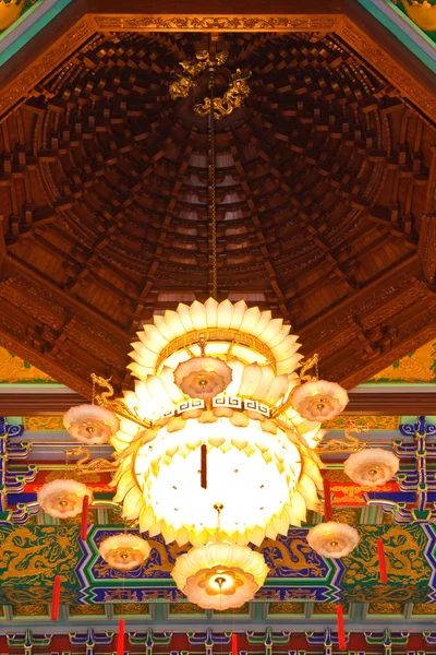 Uma bela lanterna no templo chinês — Fotografia de Stock