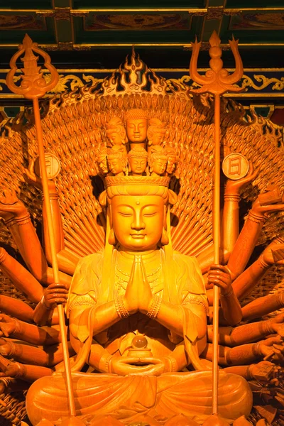 中国 temp で木彫りの神のイメージの千手を作る — ストック写真