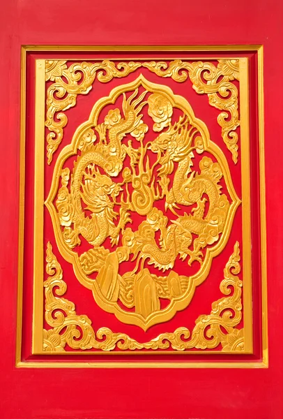 Dragón dorado decorado en madera roja en templo chino, Nonthaburi —  Fotos de Stock