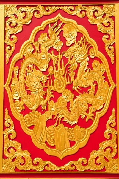 Dragón dorado decorado en madera roja en templo chino, Nonthaburi —  Fotos de Stock