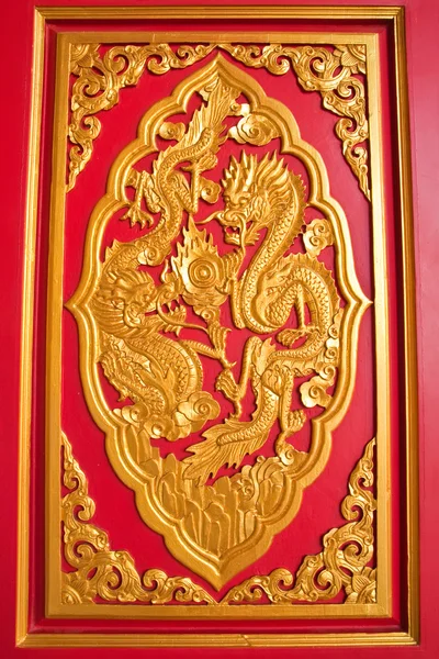 Dragón dorado decorado en madera roja en templo chino, Nonthaburi — Foto de Stock