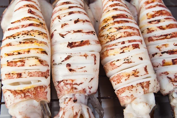 Tintenfischgrill auf dem Fischmarkt, östlich von Thailand — Stockfoto