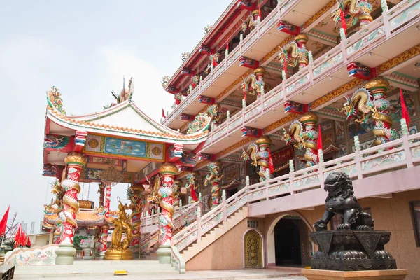 El hermoso santuario chino y el cielo azul, Chonburi- Este de —  Fotos de Stock