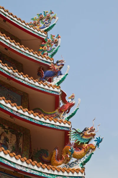 Scultura del drago sul tetto del santuario cinese e il cielo blu, Oriente — Foto Stock