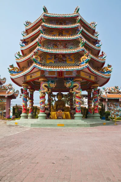 Del av vacker kinesisk helgedom och den blå himlen, chonburi-eas — Stockfoto