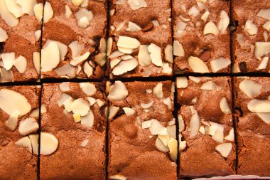 Bademli çikolatalı kek