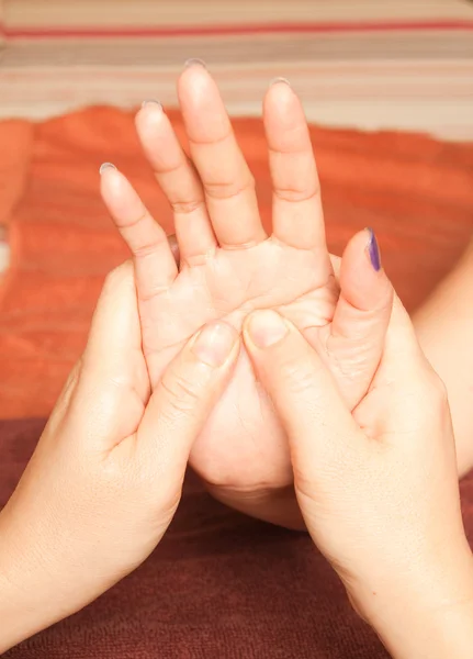 Zonterapi hand massage, spa Handbehandling, thailand — Stockfoto