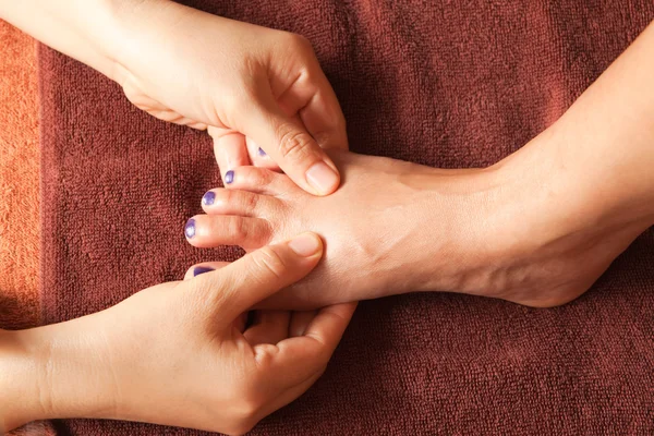 Reflexologia massagem nos pés, tratamento de pés spa, Tailândia — Fotografia de Stock