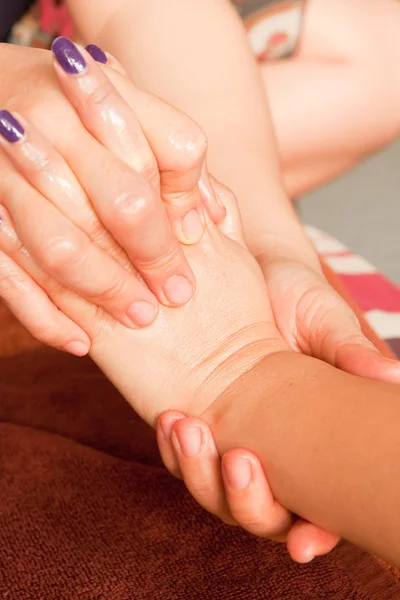 Reflexologia Massagem manual, tratamento de mãos spa, Tailândia — Fotografia de Stock
