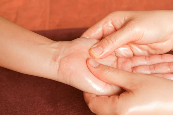 Reflexología Masaje de mano, tratamiento de manos spa, Tailandia — Foto de Stock