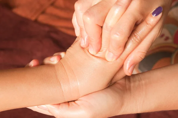 Рефлексологія Масаж рук, оздоровчий масаж рук, Таїланд — стокове фото