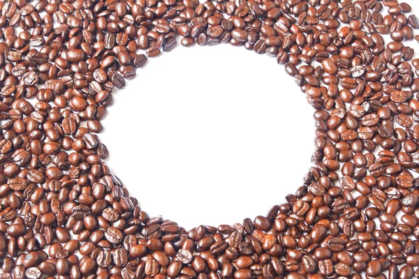 Біле коло в багатьох коричневих кавових зернах для фону — стокове фото