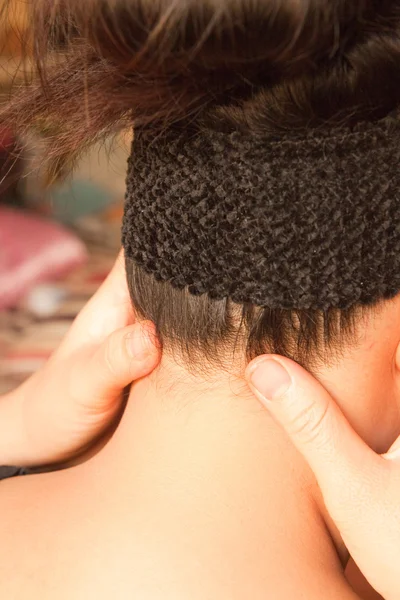 Refleksoloji baş masajı, kaplıca baş tedavisi, Tayland — Stok fotoğraf