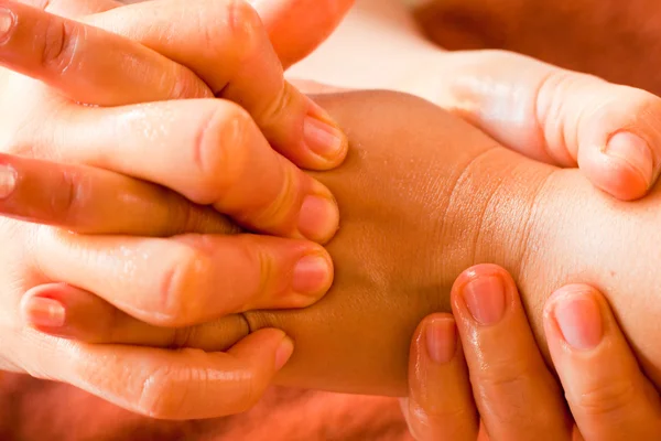 Zonterapi hand massage, spa Handbehandling, thailand — Stockfoto