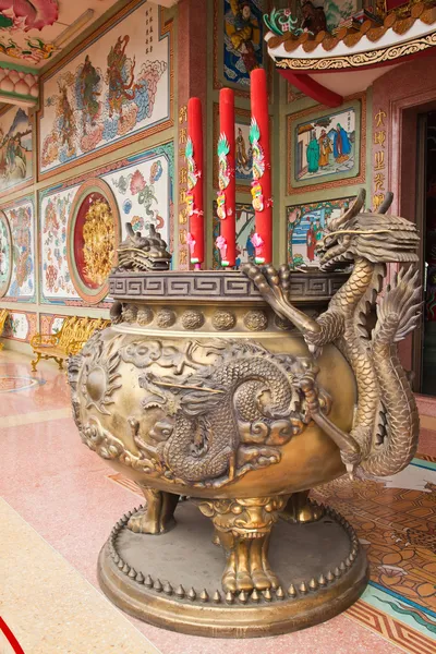 Brûleur d'encens dragon chinois devant le temple chinois . — Photo