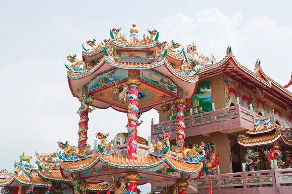 Vacker kinesisk helgedomen och den blå himlen, chonburi-öster om — Stockfoto