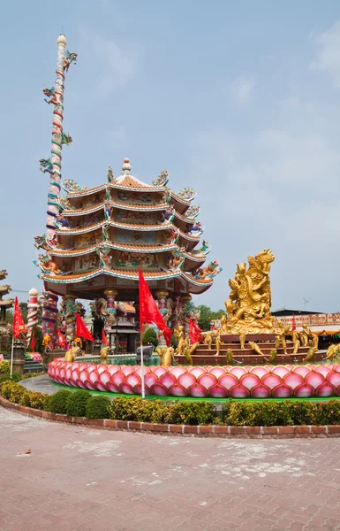 Vacker kinesisk helgedomen och den blå himlen, chonburi-öster om — Stockfoto