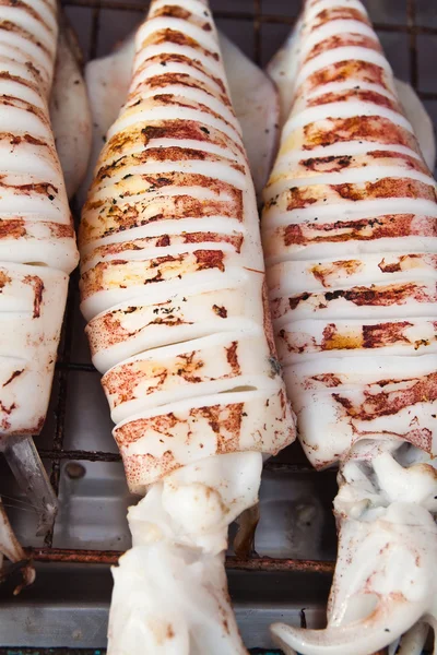 Barbecue de calmars au marché aux fruits de mer, Est de la Thaïlande — Photo