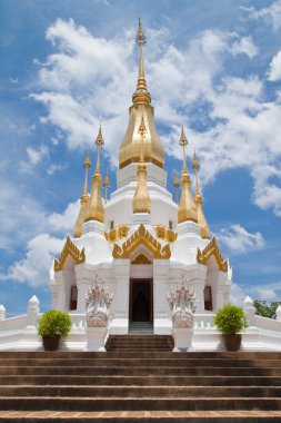 Golden pagoda ve wat tham khuha sawan, ubonratchatha mavi gökyüzünde