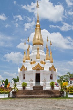 Golden pagoda ve wat tham khuha sawan, ubonratchatha mavi gökyüzünde