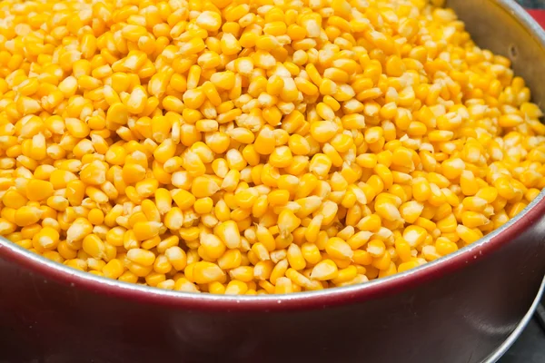 Primer plano de las semillas de maíz en la olla para el fondo —  Fotos de Stock