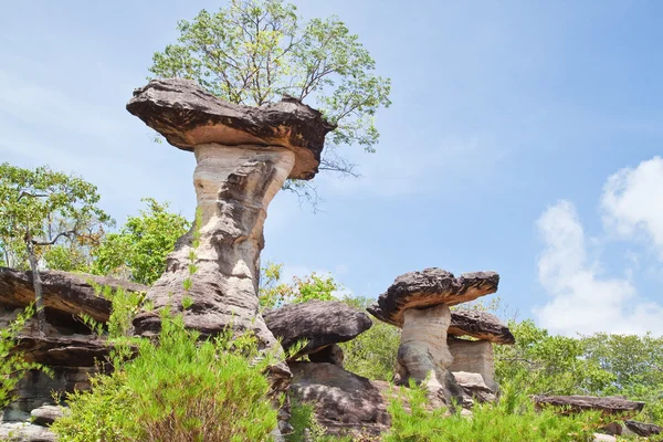 Pilzstein und blauer Himmel, der Naturstein wie Pilze in pH — Stockfoto