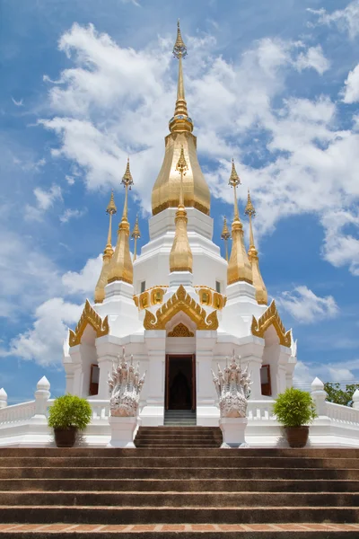 Pagoda Dorada y cielo azul en Wat Tham Khuha Sawan, Ubonratchatha —  Fotos de Stock