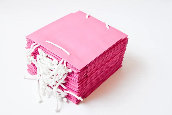 Стек Розовый сумки, изолированные на белом фоне . — стоковое фото