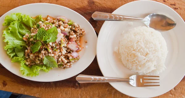 Het ei pittige salade van ant en gestoomde witte rijst uit jasmin ri — Stockfoto