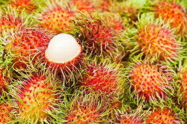 tropikal meyve, beyaz hamuru rambutan kırmızı rambutan arasında.