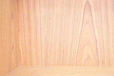 Tahta duvarda boş ahşap raf