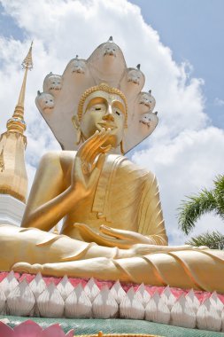 Altın Buddha ve mavi gökyüzü, Wat Tham Khuha Sawan, Ubonratcheth