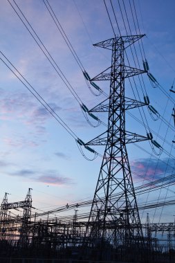 yüksek gerilim elektrik direkleri ve sabah mavi gökyüzü
