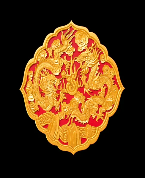 Golden dragon inredda i röda trä i kinesiska tempel, isolera på — Stockfoto