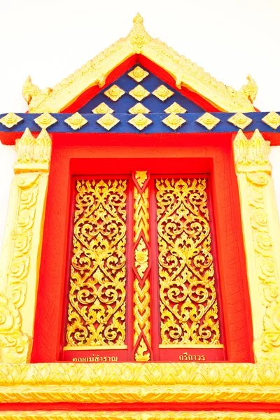 Golden wood carving, traditionell thailändsk stil vid fönstret Chu — Stockfoto