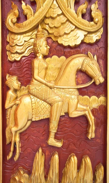 Golden wood carving nära upp, traditionell thailändsk stil i thailändska temp — Stockfoto