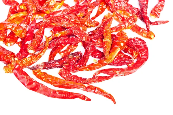 Αποξηραμένες κόκκινες καυτερές πιπεριές απομονωμένες σε λευκό φόντο — Φωτογραφία Αρχείου