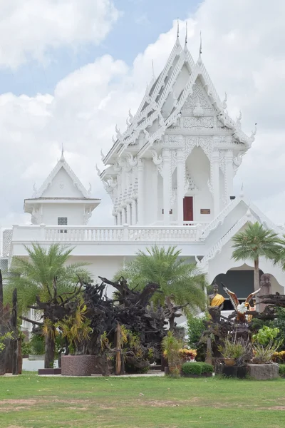 Witte kerk en stomp tuin in wat tham khuha sawan, ubonratcha — Stockfoto