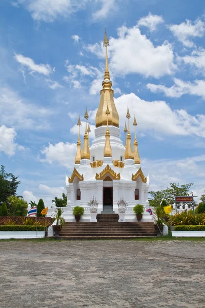 Pagode dorée et ciel bleu à Wat Tham Khuha Sawan, Ubonratchatha — Photo