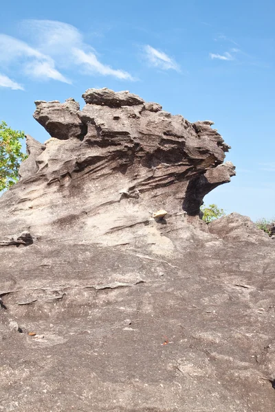 Turtle stone and blue sky, The Natural Stone as Turtle in the Nat — стоковое фото