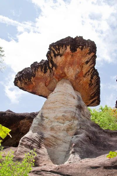 Грибной камень и голубое небо, Природный камень как грибы в Ph — стоковое фото