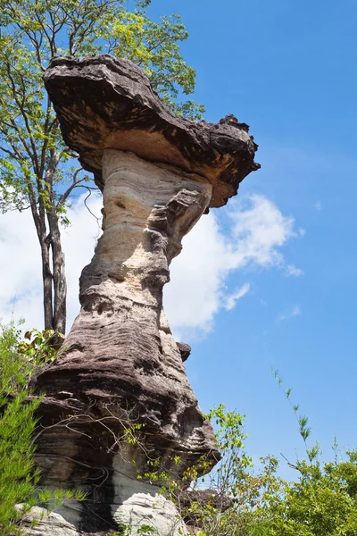 Pedra de cogumelos e céu azul, A Pedra Natural como Cogumelos em Ph — Fotografia de Stock