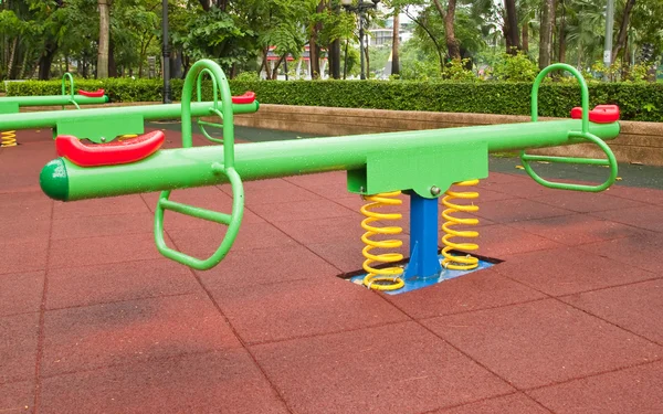Colorido parque infantil en el parque después de la lluvia —  Fotos de Stock