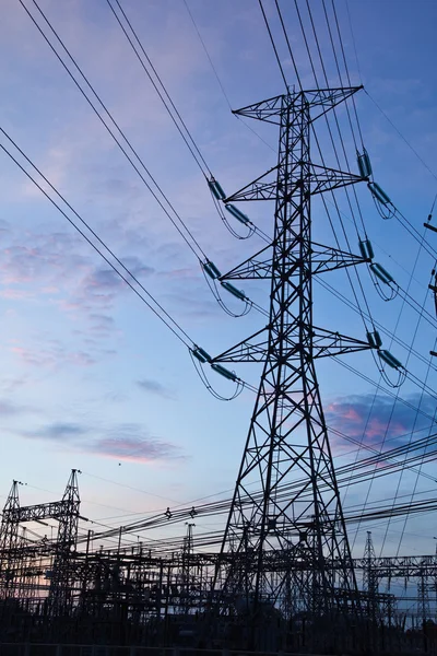 Piliers électriques haute tension et ciel bleu le matin — Photo