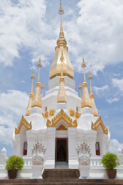 Golden pagoda ve wat tham khuha sawan, ubonratchatha mavi gökyüzünde