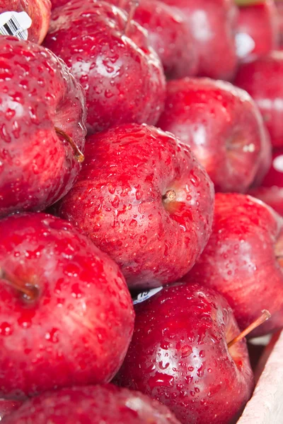 Massor av röda mogna äpple med droppe — Stockfoto