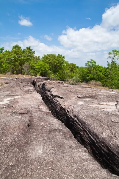 Cracked Prehistory Stone on the Mountain and blue sky. — Stock Photo, Image