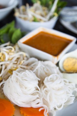 Tay tarzı noodle ile sebze ve haşlanmış yumurta