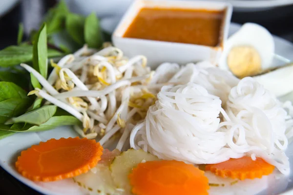 Thajském stylu nudle se zeleninou a vařeným vejcem — Stock fotografie